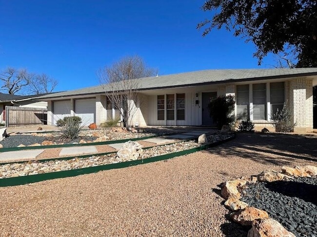 Building Photo - 2206 Kenbridge Dr