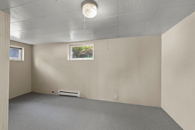 Building Photo - Private Room in Spacious 7-Bedroom, 3-Bath...