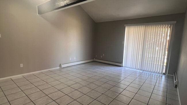 Building Photo - 3 Bed 1.5 Bath Townhome off Carefree and A...