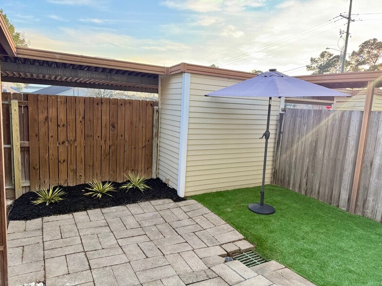 Building Photo - 9949 Siegen Ln