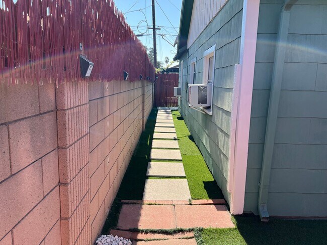 Building Photo - Charming Anaheim Cottage