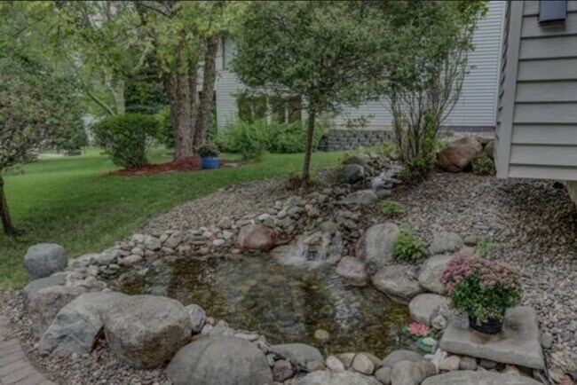 Building Photo - Pet-Friendly 3BR - 1/3.4 House in Apple Va...