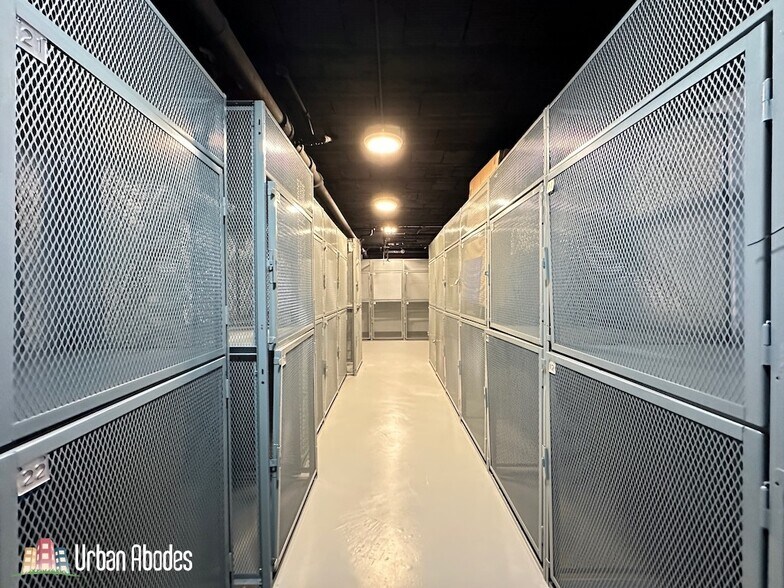 Building Photo - 515 W Belmont Ave