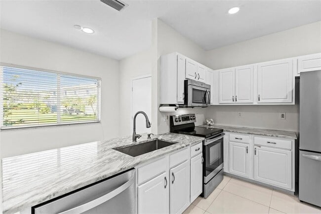 Building Photo - 4722 Lago Vista Dr