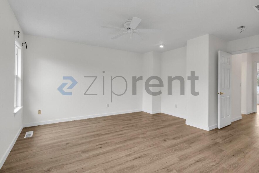 Building Photo - 9904 NE 27th Ct