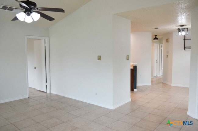 Building Photo - 2505 Hemlock Dr