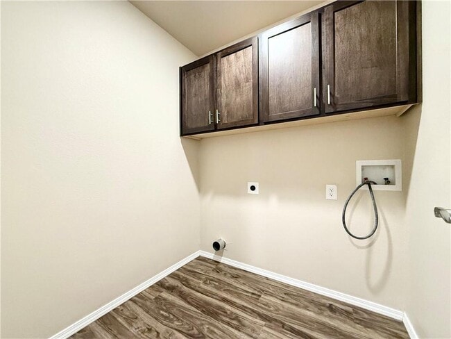 Building Photo - 817 Saddlebrook St