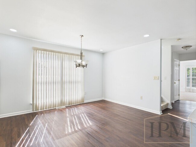 Building Photo - Beautiful 3 Bedroom End Unit in Highly Des...