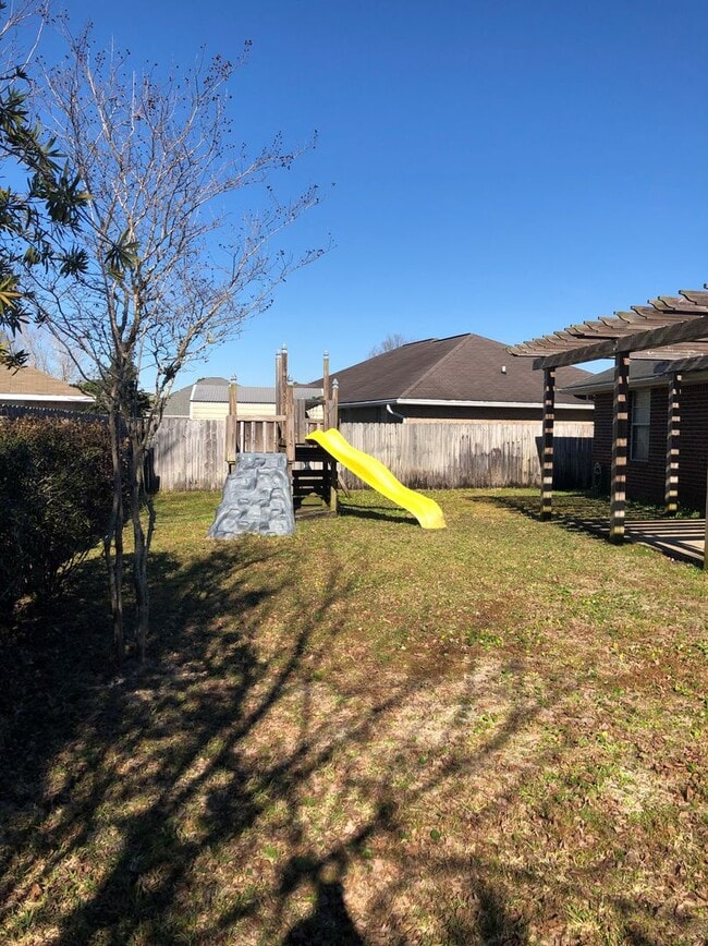 Building Photo - Available July 14, 2026 – 4 Bedroom Home in Navarre!