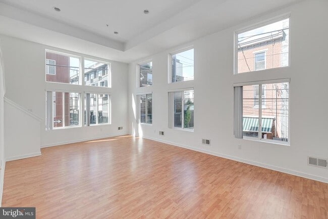 Building Photo - 228 W George St