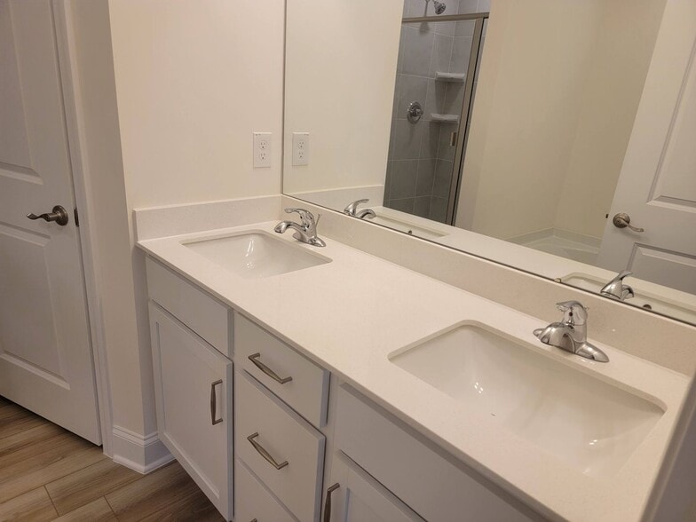 Building Photo - 2100 Solana Wds Dr