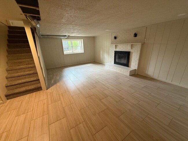 Building Photo - 3 bd / 1.5 bth Single Family Home in Quake...