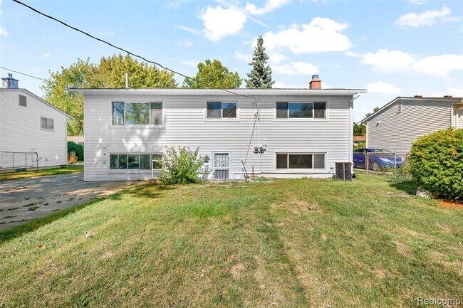 Building Photo - 2268 Serra Dr