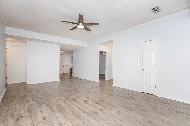 Building Photo - Adorable Home with fenced in backyard!