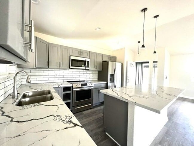 Building Photo - Lovely 3 Bedroom 2 Bath in HPP