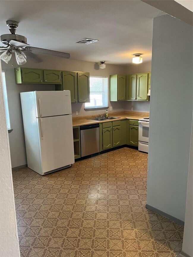 Building Photo - 705 Guadalimar St