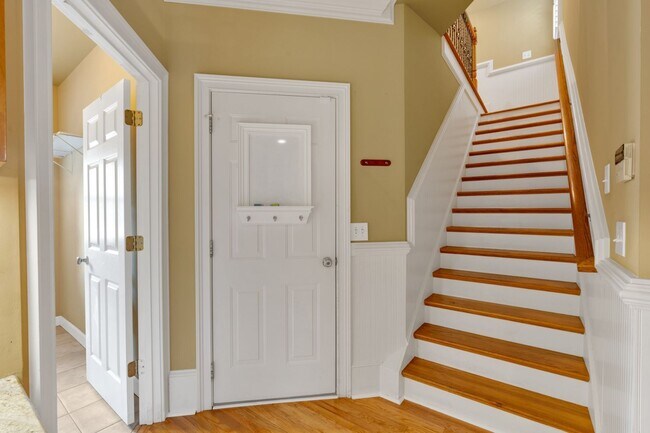 Building Photo - Spacious 7BR House in Powder Springs
