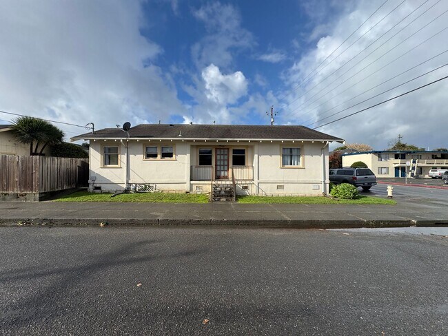 Building Photo - 1336 6th St