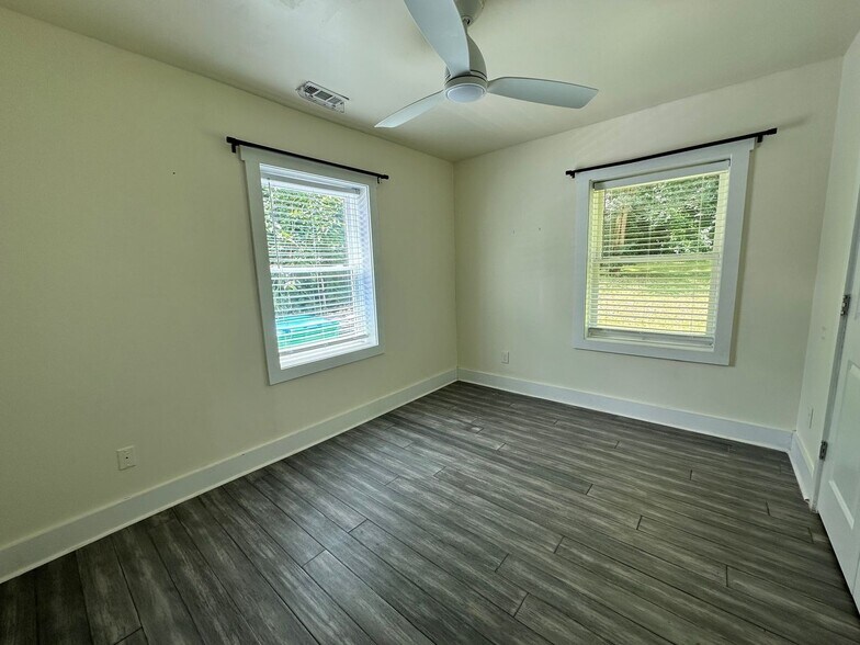 Building Photo - 490 Barnett Dr