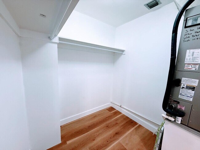 Building Photo - 465 SE Naranja Ave