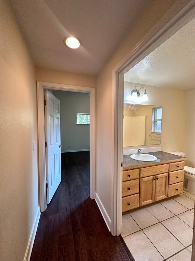 Building Photo - 6204e