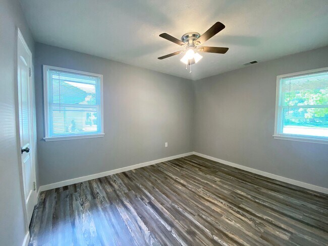 Building Photo - 9608 W Ridgewood Dr