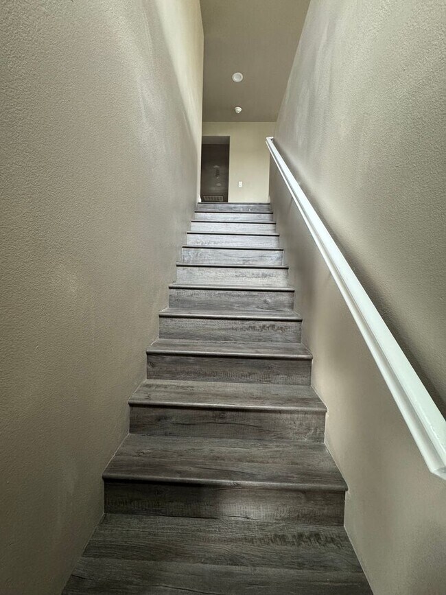 Building Photo - 5 Bedroom 3.5 Bathroom Home in Willowalk Community