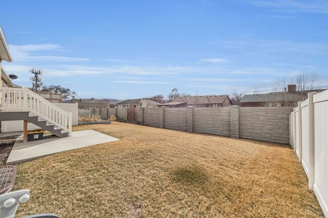 Building Photo - 3 Bedroom Townhome in Riverton!