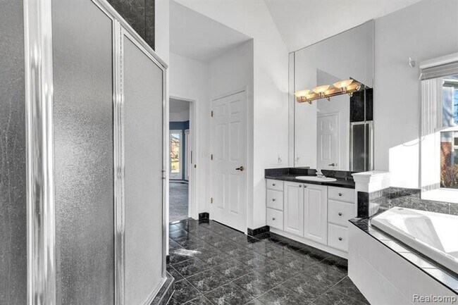 Building Photo - 6573 Poppleton Rd