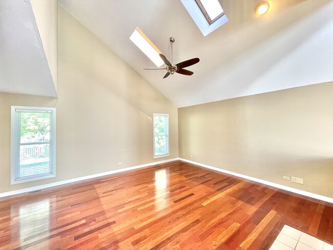 Building Photo - 2250 Lakeside Dr