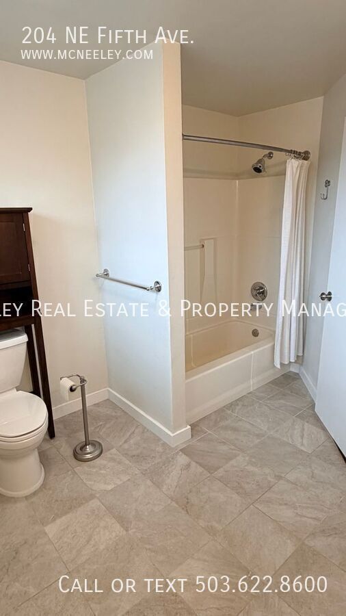 Building Photo - 204 NE Fifth Ave.-