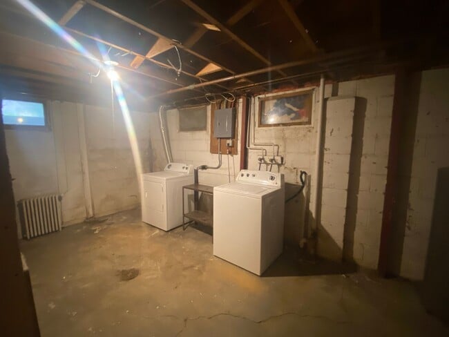 Building Photo - Spacious 3 bedroom, 1 bath duplex located in South Moorhead.