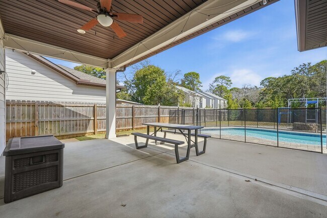 Building Photo - Stunning 4 Bedroom Home with Solar Energy & Private Pool!