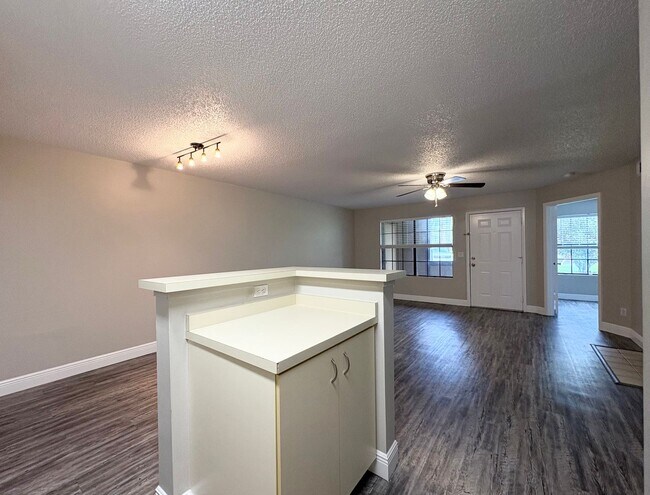 Building Photo - 2/1 Condo in Gated Lakefront Altamonte Com...