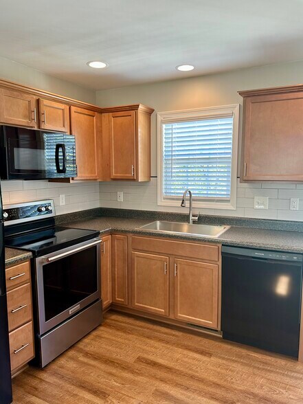 Functional well designed space - 2312-A Belle Ave NE