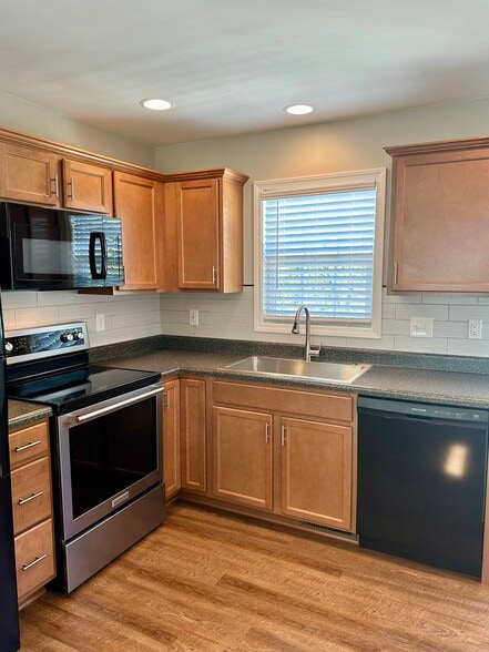 Functional well designed space - 2312 Belle Ave NE