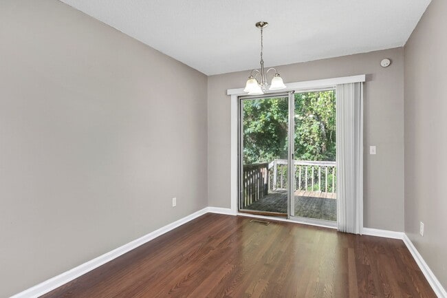 Building Photo - Beautifully Renovated 3-Bedroom Home in Co...