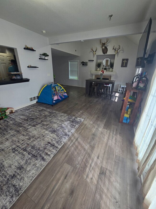 Building Photo - 4 Bedroom 3.5 Bathroom Duplex