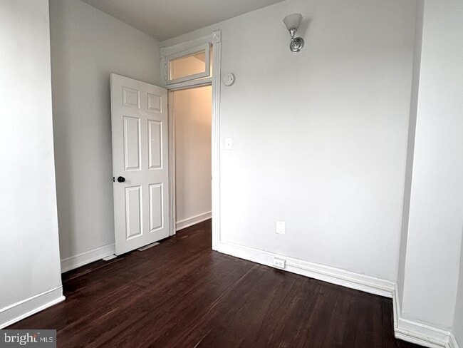 Building Photo - 406 W 28th St