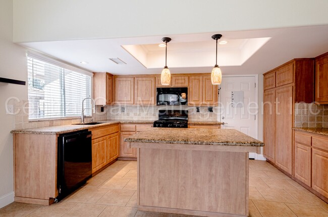 Building Photo - 3 Bedroom/2 Bath Home with Paid Solar and ...