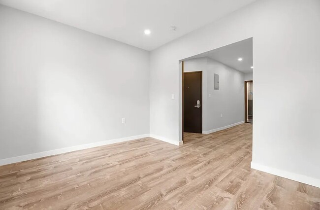 Building Photo - 437 W 46th St