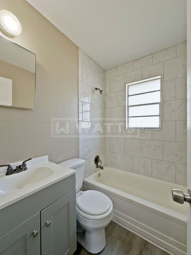 Building Photo - 622 1st St W