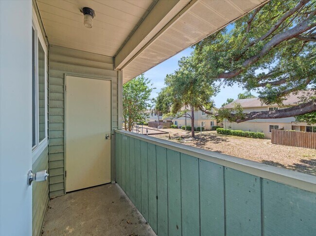 Building Photo - 230 Thorntree Pl