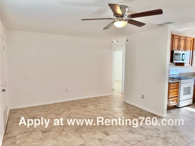 Building Photo - 2 Bed 1 Bath Home with Fenced Yard & Finis...