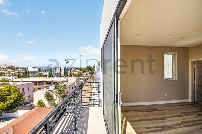 Building Photo - Unit 2