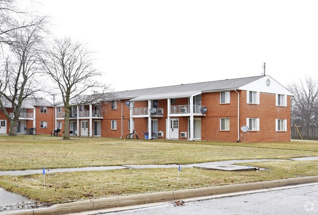 Building Photo - 1800 Queenswood Dr