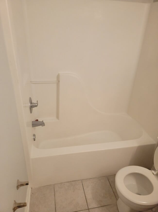 Building Photo - Fantastic location! This end unit offers t...