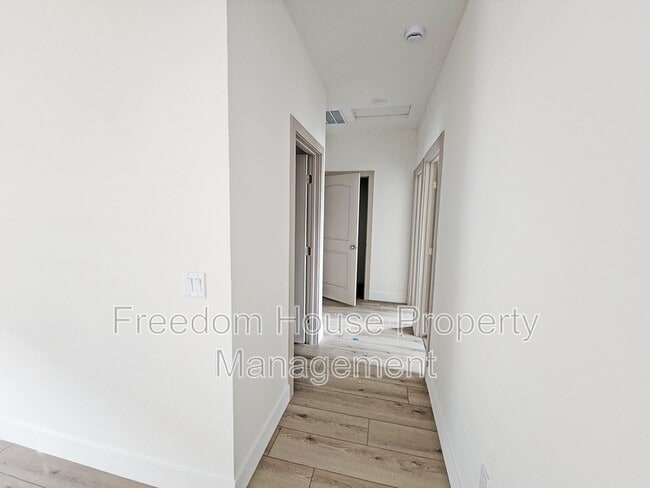 Building Photo - 1340 Arrowhead St