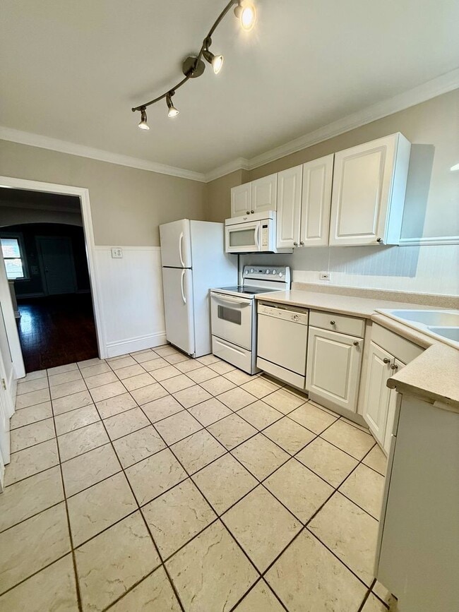 Building Photo - 6540 Southwest Ave