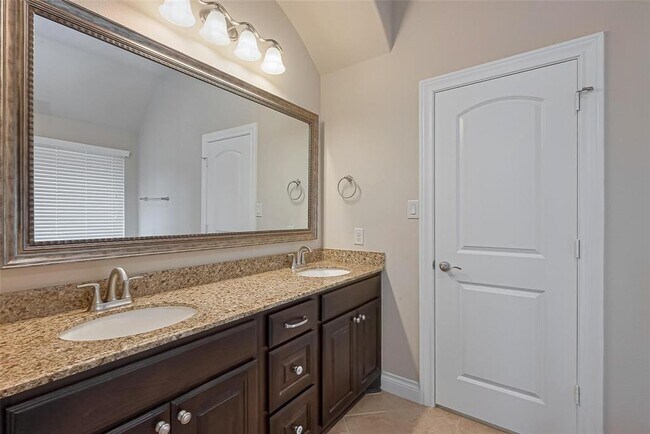 Building Photo - 2722 Park Oak Ct